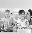 Isabeli Fontana fez ensaio descontraído com os filhos Lucas e Zion  Foto: Divulgação